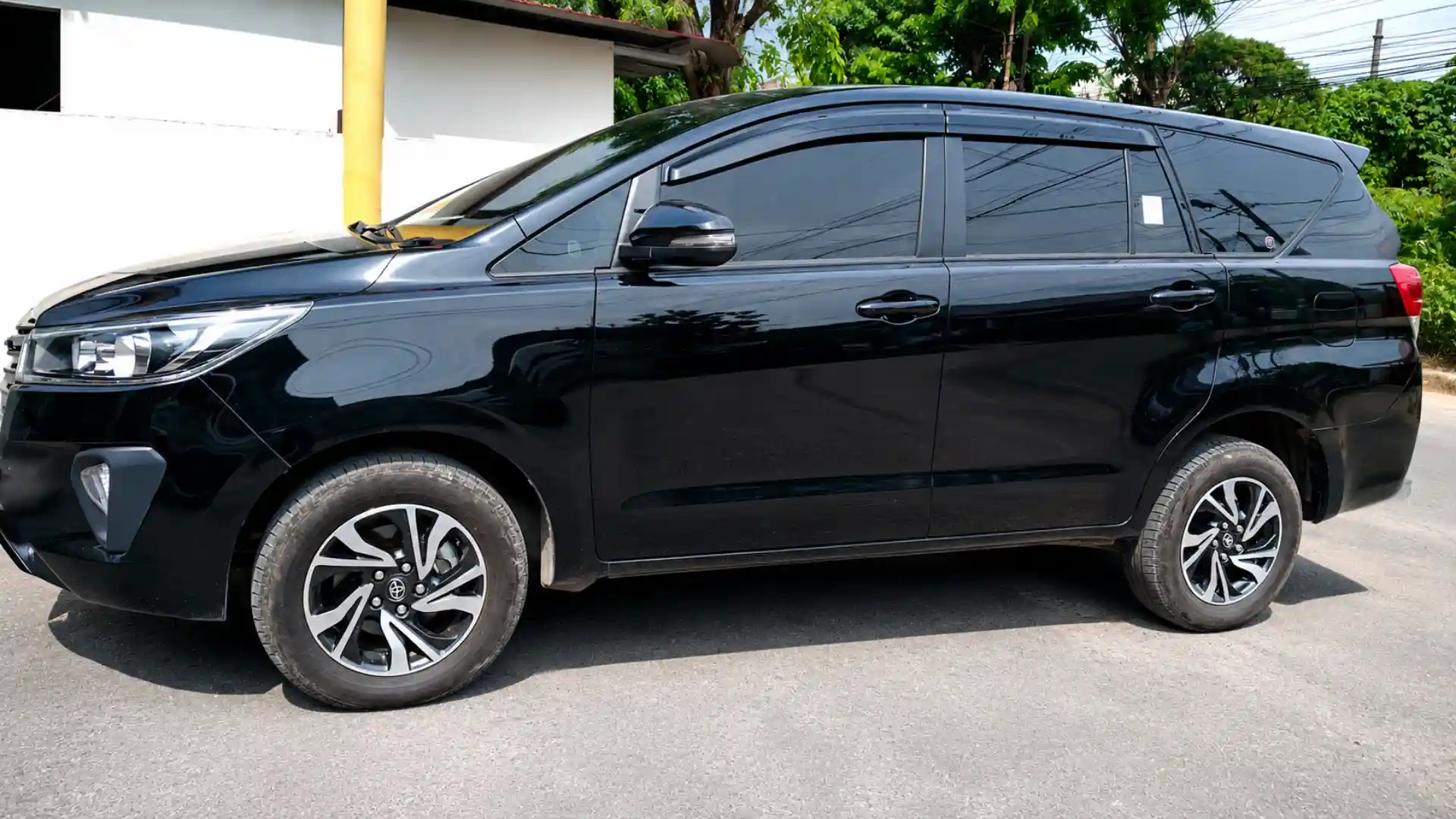 Innova Tampak Samping